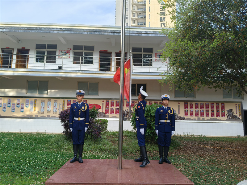举行4月份升国旗仪式